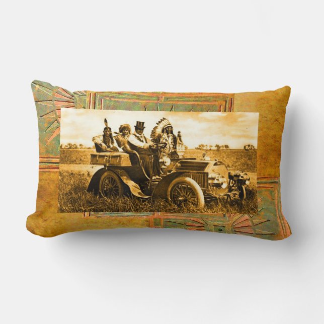 COUSSIN RECTANGLE APACHES ET GERONIMO CONDUISANT UNE VOITURE À MOTEU (Recto)