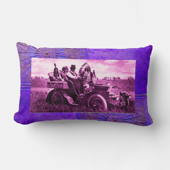 COUSSIN RECTANGLE APACHES ET GERONIMO CONDUISANT UNE VOITURE À MOTEU (Recto)
