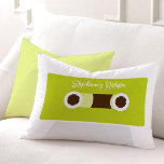 Coussin Rectangle Bande de cassette Green Retro<br><div class="desc">Cet oreiller à jetons personnalisé présente une jolie illustration vectorielle d'une cassette. Vous pouvez ajouter votre propre texte comme votre nom, votre monogramme, vos initiales ou une date spéciale en cliquant sur "CUSTOMISEZ IT!" Parfait pour décorer votre salle de télévision ou de médias, une chambre pour enfants, etc. ou comme...</div>