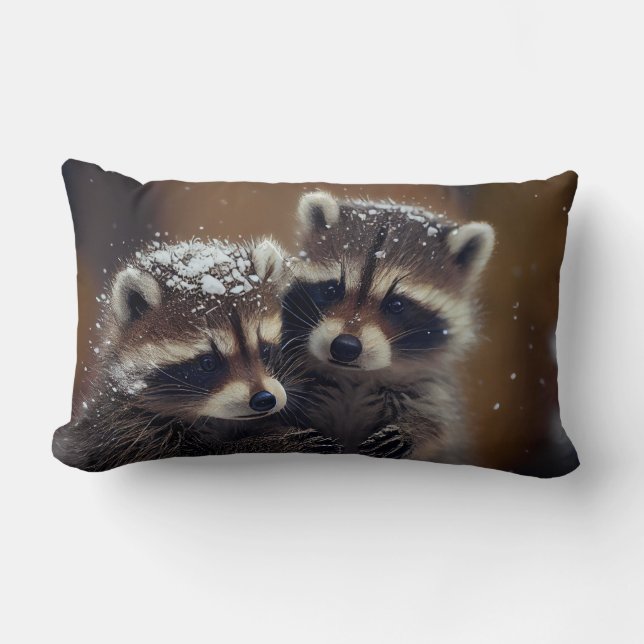 Coussin Rectangle Bébé Raccoons se blottit dans la neige tombante (Recto)