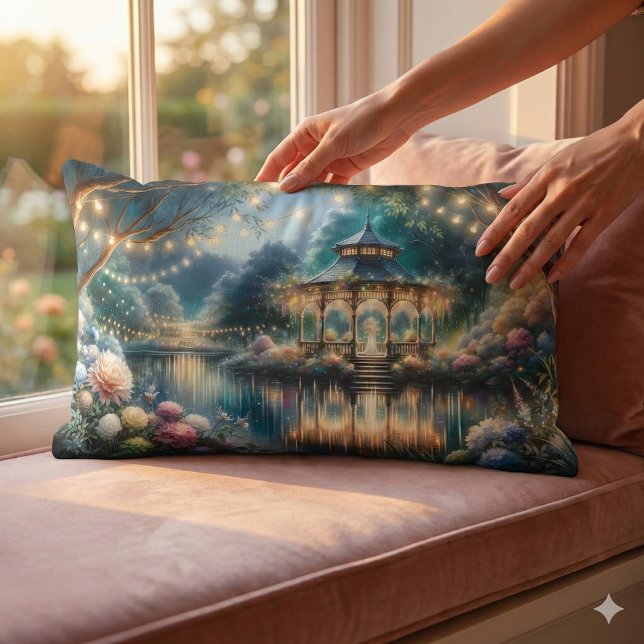 Coussin Rectangle Belvédère du jardin enchanté, reflet du crépuscule (Enchanted Garden Gazebo Twilight Reflection Lumbar Pillow Mockup A)