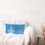 Coussin Rectangle Bénédiction de Menorah<br><div class="desc">21" x 13" lombaire projeter l'oreiller avec l'image d'une menorah bleu pâle et blanc surmonté d'une étoile de David sur le grunge bleu. Bleu gronge en arrière. Voir le coussin d'accent de 12 po x 16 po correspondant. Consultez la collection de Coussins Hanoukka dans sa catégorie HOME dans la section...</div>