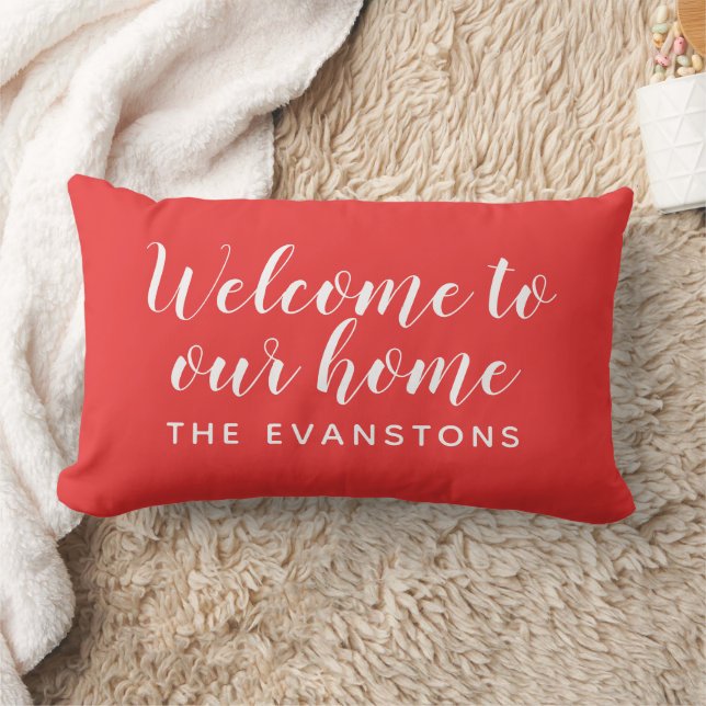Coussin Rectangle Bienvenue chez nous en écriture rouge corail (Couverture)