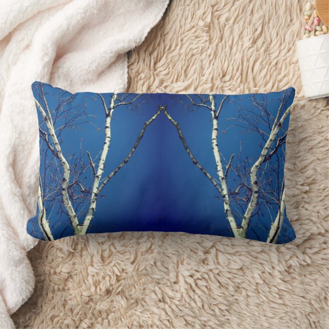 Coussin Rectangle Birch Tree blanc contre le ciel bleu Abstrait (Couverture)
