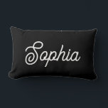 Coussin Rectangle Black | Votre nom dans le script<br><div class="desc">Ce coussin élégant affiche votre nom dans un script blanc tendance et rétro sur un arrière - plan noir foncé.</div>