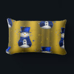 Coussin Rectangle Blue Snowman sur Gold Christmas<br><div class="desc">Un motif de Noël mignon et coloré avec des bonhomme de neige vêtus d'un chapeau et de gilets en velours bleu,  sur un arrière - plan doré festif aux étoiles dorées pour ajouter une touche chic et fantaisiste à vos décorations de maison de Noël cette année.</div>