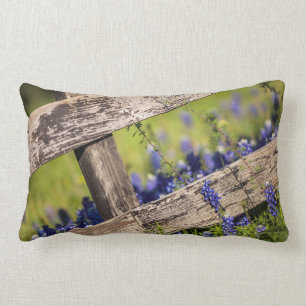 Coussin Rectangle Bluebonnets de Texas autour d'une barrière de pay