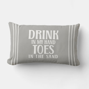Coussin Rectangle Boisson dans ma main, orteils dans le sable Citati