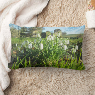 Coussin Rectangle Boissons de neige à l'église entièrement fleurie -