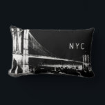 Coussin Rectangle Brooklyn Bridge Design | NYC | Noir et blanc<br><div class="desc">Le moderne lumbar coussin est décoré d'un croquis artistique cool du Brooklyn Bridge de New York, avec des bateaux naviguant en dessous, dans un décor noir et blanc. "NYC" présenté en typographie urbaine élégante dans le coin supérieur droit. Les résidents de New York apprécieront cet élégant coussin à accent avec...</div>