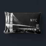 Coussin Rectangle Brooklyn Bridge Design | NYC | Noir et blanc<br><div class="desc">Le moderne lumbar coussin est décoré d'un croquis artistique cool du Brooklyn Bridge de New York, avec des bateaux naviguant en dessous, dans un décor noir et blanc. "NYC" présenté en typographie urbaine élégante dans le coin supérieur droit. Les résidents de New York apprécieront cet élégant coussin à accent avec...</div>