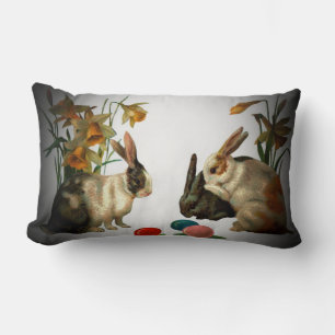 Coussin Rectangle Bunnies Vintages de Pâques regardant les oeufs de