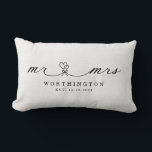 Coussin Rectangle Cadeau de mariage rustique M. et Mme Jeune marié<br><div class="desc">Rendez votre cadeau aux jeunes mariés inoubliable avec cette jolie calligraphie M et Mme avec un bouquet de cœur,  sur un fond à effet de toile de jute. Personnalisez facilement avec le nom et la date de votre choix.</div>