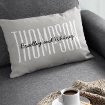 Coussin Rectangle Cadeau personnalisé Modern Grey Nom de famille<br><div class="desc">Coussin familial moderne simple avec un arrière - plan gris classique,  votre nom de famille dans une grande police de caractères propre et vos prénoms. Tout sur ce coussin peut être customisé selon le style de votre maison,  ce serait un cadeau cool pour les jeunes mariés.</div>