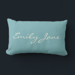 Coussin Rectangle Calligraphie moderne minimaliste Turquoise personn<br><div class="desc">Cet oreiller à jetons personnalisé présente votre nom dans une belle écriture manuscrite en lettrage sur un arrière - plan bleu turquoise élégant. Super idée cadeau.</div>