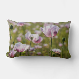 Coussin Rectangle Champ d'été avec des fleurs lilas en fleurs.