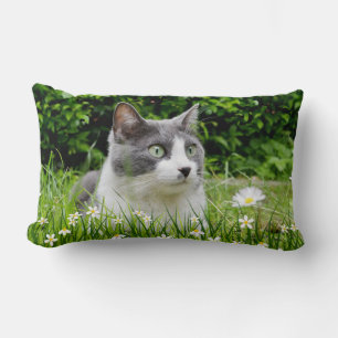 Coussin Rectangle Chat tuxedo gris et blanc et fleurs