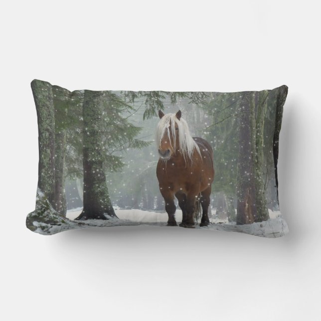 Coussin Rectangle Cheval Brown dans une forêt d'hiver avec chute de  (Recto)
