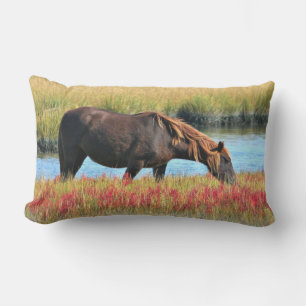 Coussin Rectangle Cheval Brun Pâturant au Bord de l'Eau Art de Plein