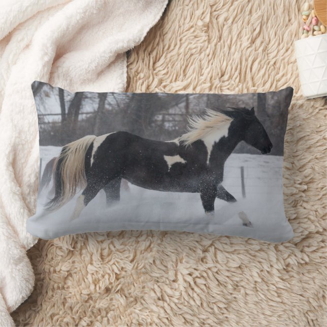 Coussin Rectangle Cheval courant à travers la neige (Couverture)