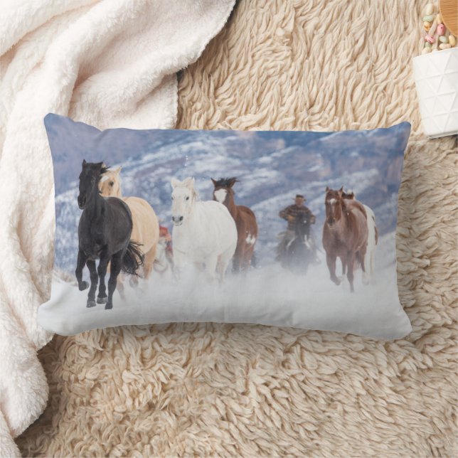 Coussin Rectangle Cheval courant à travers la neige (Couverture)
