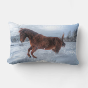 Coussin Rectangle Cheval Sorrel, émerveillé par la neige hivernale