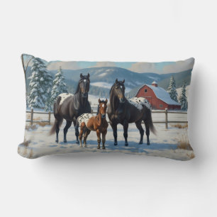 Coussin Rectangle Chevaux Appaloosa noirs sur une ferme en hiver