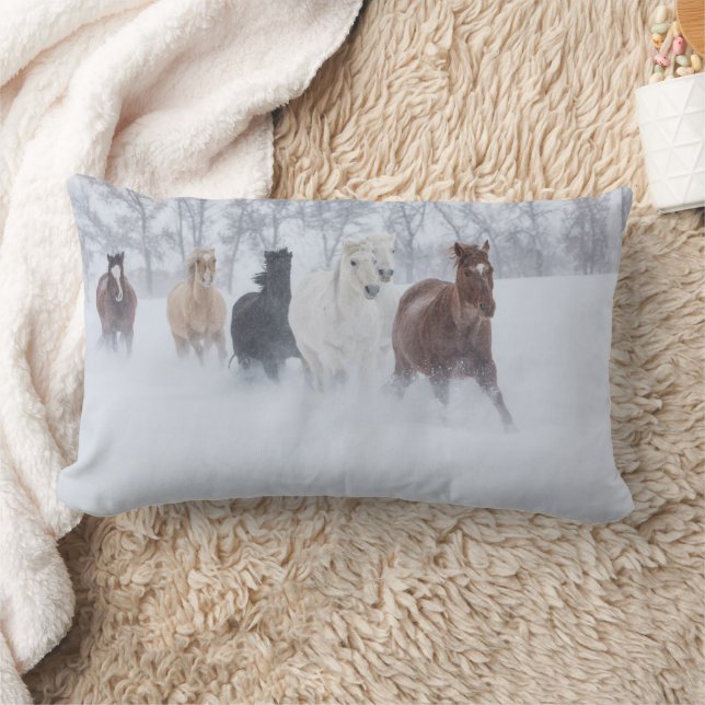 Coussin Rectangle Chevaux courant à travers la neige (Couverture)