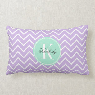 Coussin Rectangle Chevron lilas avec le monogramme en bon état