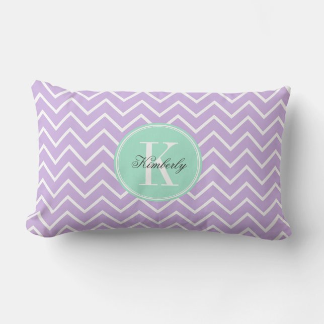 Coussin Rectangle Chevron lilas avec le monogramme en bon état (Recto)