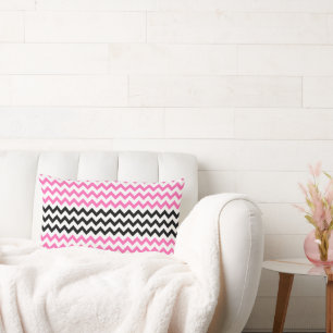 Coussin Rectangle Chevron rose et noir par Shirley Taylor