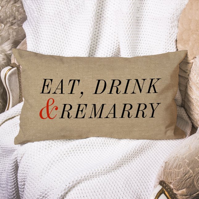 Coussin Rectangle Citation drôle 'Manger, boire et se remarier' (A fun conversational lumbar pillow that's a great choice for the divorced.)