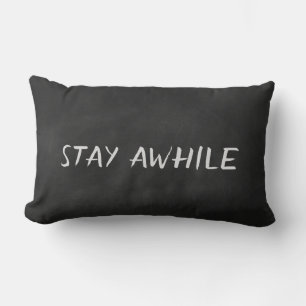 Coussin Rectangle Citation Stay Awhile sur tableau noir