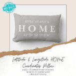 Coussin Rectangle Coordonnées domestiques personnalisées Lancer l'or<br><div class="desc">Aimez votre nouvelle MAISON avec nos coordonnées personnalisées jetez l'oreiller, en format lombaire ou carré. Montré avec le mot HOME avec les coordonnées latitude et longitude en texte blanc et en gris argent arrière - plan. Utilisez les champs personnalisés fournis pour entrer vos propres coordonnées de latitude et de longitude...</div>