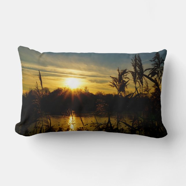Coussin Rectangle Coucher de soleil près d'un petit lac avec des plu (Recto)