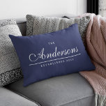 Coussin Rectangle Couleur de l'Arrière - plan modifiable Nom de fami<br><div class="desc">Ce coussin polyvalent de nom de famille avec une couleur arrière - plan avant et arrière modifiable présente votre nom de famille dans une police cursive élégante et sous une ligne mince, indiquer quand votre famille a été établie. Changez la couleur de ce coussin et faites-le correspondre à votre modèle...</div>