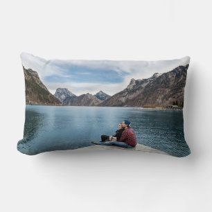 Coussin Rectangle Couple romantique Se détendre sur Lake Dock