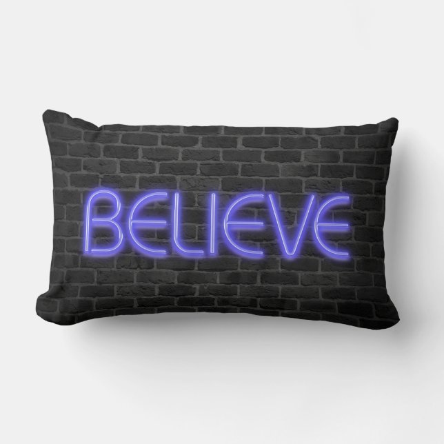 Coussin Rectangle Croire le texte en néon lumières sur la brique (Recto)