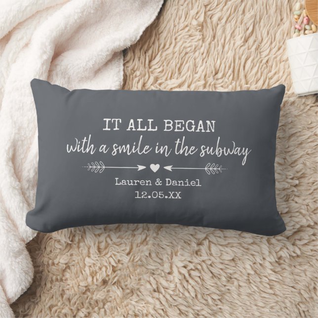 Coussin Rectangle Custom Tout a commencé avec un sourire dans le mét (Couverture)