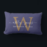 Coussin Rectangle Date de mariage Monogramme doré Bleu marine<br><div class="desc">Un élégant coussin de mariage souvenir présente vos noms en calligraphie manuscrite chic blanche et votre monogramme doré élégant sur un fond bleu marine. Ajoutez simplement vos noms, monogramme et date de mariage. Cadeau idéal pour un jeune couple marié. Conçu exclusivement pour vous par Happy Dolphin Studio. Si vous avez...</div>