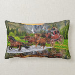 COUSSIN RECTANGLE DILIGENCE DE WELLS FARGO<br><div class="desc">Un coucher du soleil d'or,  des cascades de montagne,  et des pins verts entourent la diligence de Wells Fargo pendant que son équipe de chevaux la précipitent à travers le lac de miroir faisant une réflexion magnifique pour une image occidentale sauvage.</div>