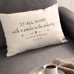 Coussin Rectangle Douce Moderne Où Tout A Commencé la Saint-Valentin<br><div class="desc">Célébrez votre amour avec cet élégant et romantique coussin décoratif présentant le lieu et la date de votre rencontre dans une typographie vintage au charbon et un design de script accompagné de flèches douces dessinées à la main. Choisissez votre propre couleur et personnalisez ce design sur mesure avec vos propres...</div>