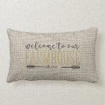 Coussin Rectangle Editable Bienvenue dans notre ferme Rustic Chic<br><div class="desc">Un coussin de style fermier gris et blanc plaid serait parfait dans n'importe quelle chambre de votre maison! Personnalisez avec l'année où votre ferme a été établie. Ça fait un grand cadeau ! Aussi disponible en plaid gris & blanc. Partie d'une collection.</div>