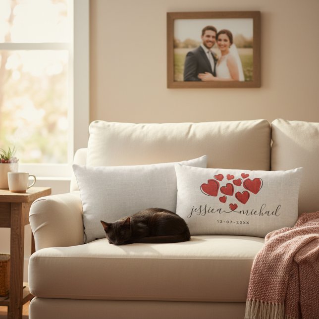 Coussin Rectangle Élégant blanc Noms de jeunes mariés avec Mariage d (Romantic wedding lumbar pillow with custom couple's names and wedding date.)