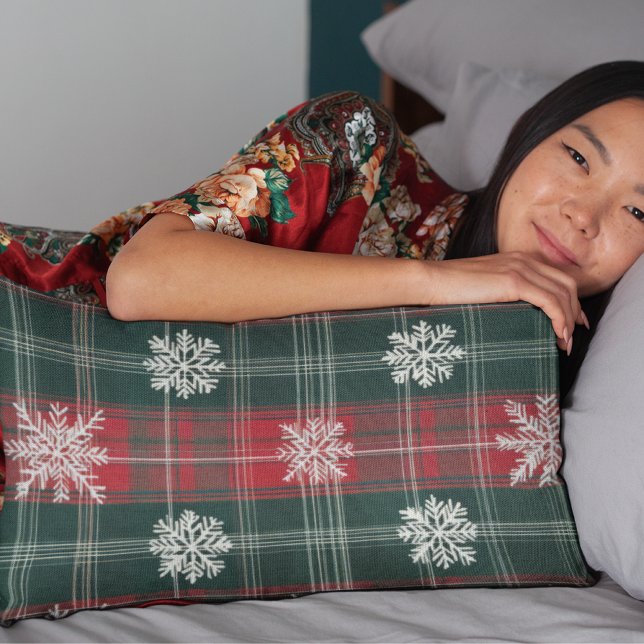Coussin Rectangle Élégant Snowflakes rouge et vert de Noël (Elegant Christmas Plaid Red and Green Snowflakes Lumbar Pillow)