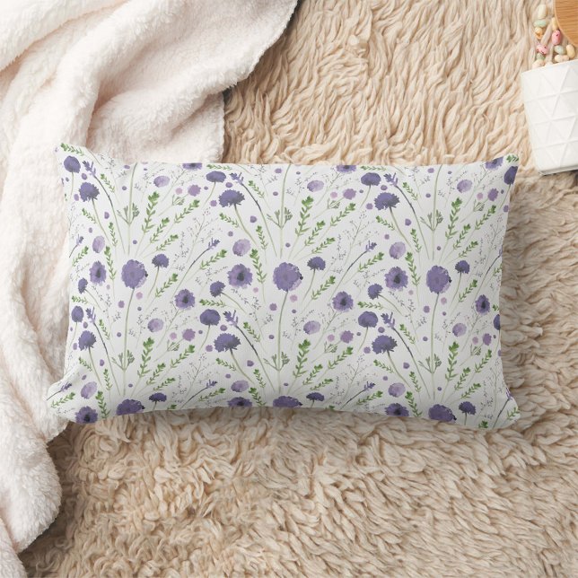 Coussin Rectangle Elégant teint d'eau violet motif floral (Elegant Purple Watercolor Floral Pattern Lumbar Pillow from Studio Posies.)