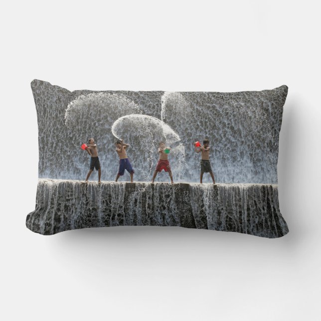 Coussin Rectangle Enfants jouant avec des seaux d'eau devant un (Recto)