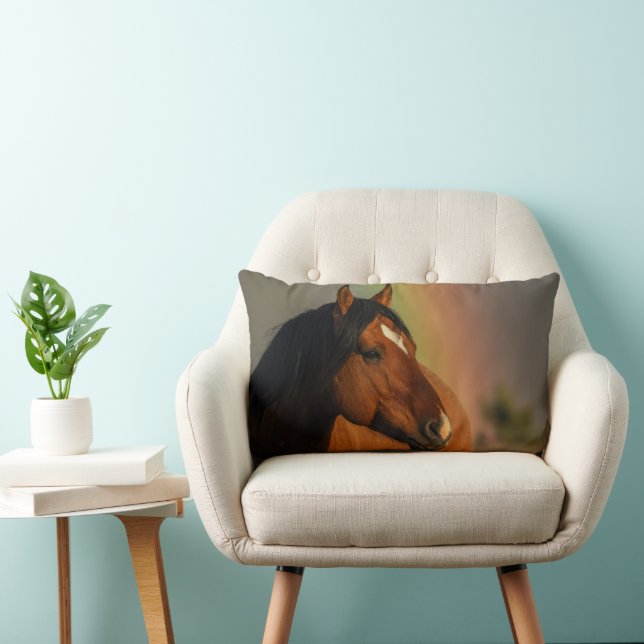 Coussin Rectangle Étalon sauvage, Lumière dorée et Arc-en-ciel (Chaise)