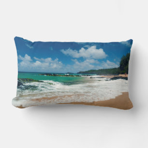 Coussin Rectangle États-Unis, Kauai, Hawaï. Une femme se promène sur