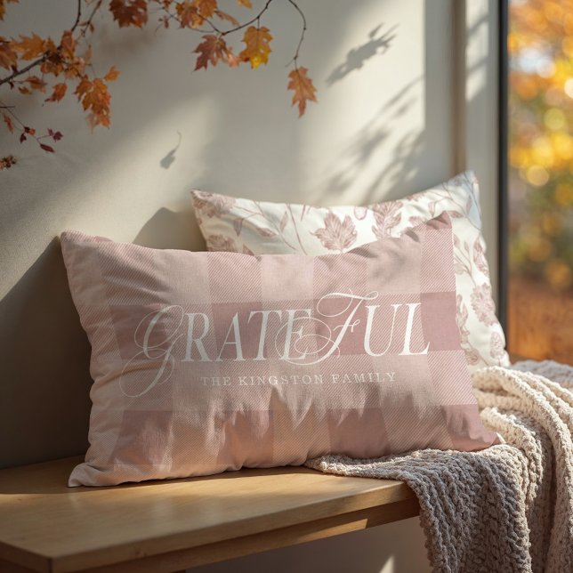 Coussin Rectangle Famille Gratte Comté Style Pink Plaid Leaf automne (Grateful Family County Style Pink Plaid Fall Leaf Lumbar Pillow)
